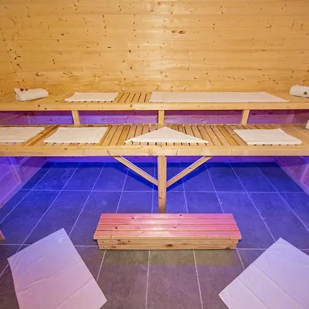 Casino-whirlpool&sauna-kino-indoorbasketballplatz *
