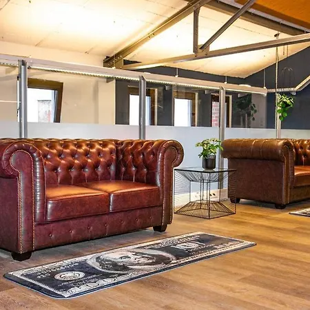 Casino-whirlpool&sauna-kino-indoorbasketballplatz *