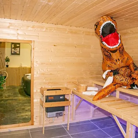 Casino-whirlpool&sauna-kino-indoorbasketballplatz *