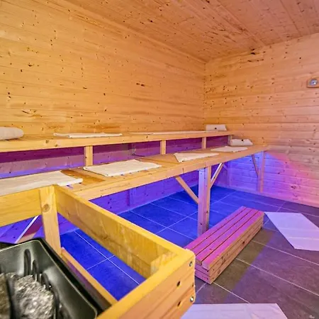 Casino-whirlpool&sauna-kino-indoorbasketballplatz