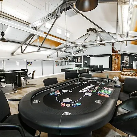 Casino-whirlpool&sauna-kino-indoorbasketballplatz *