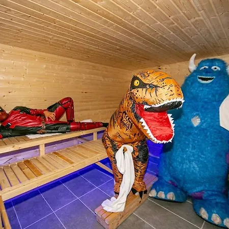 Casino-whirlpool&sauna-kino-indoorbasketballplatz *
