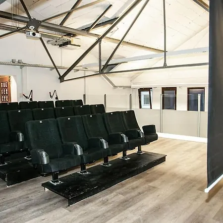 Casino-whirlpool&sauna-kino-indoorbasketballplatz *
