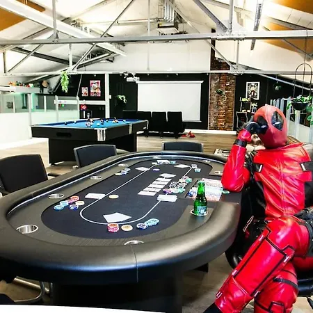 Casino-whirlpool&sauna-kino-indoorbasketballplatz